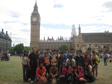 Group picture before the Big Ben.JPG5.JPG