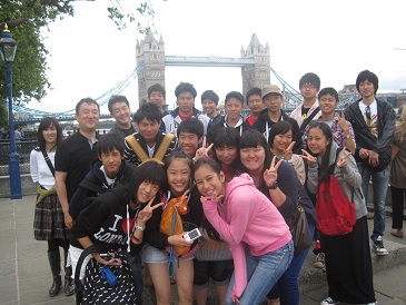 Group picture in front of the Tower Bridge.JPG