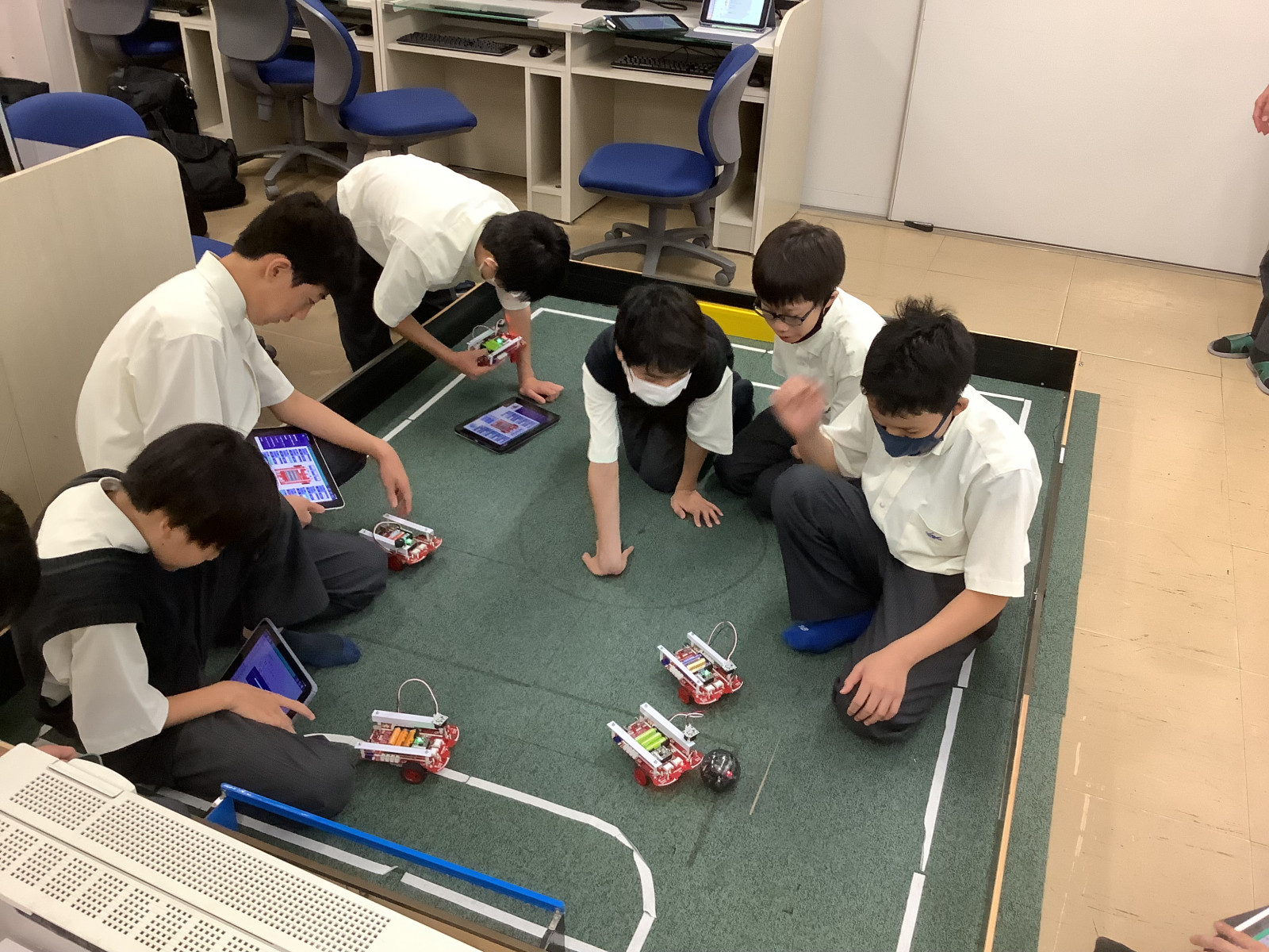 中学情報技術研究部】夏休み 1年生がロボットサッカー始めました