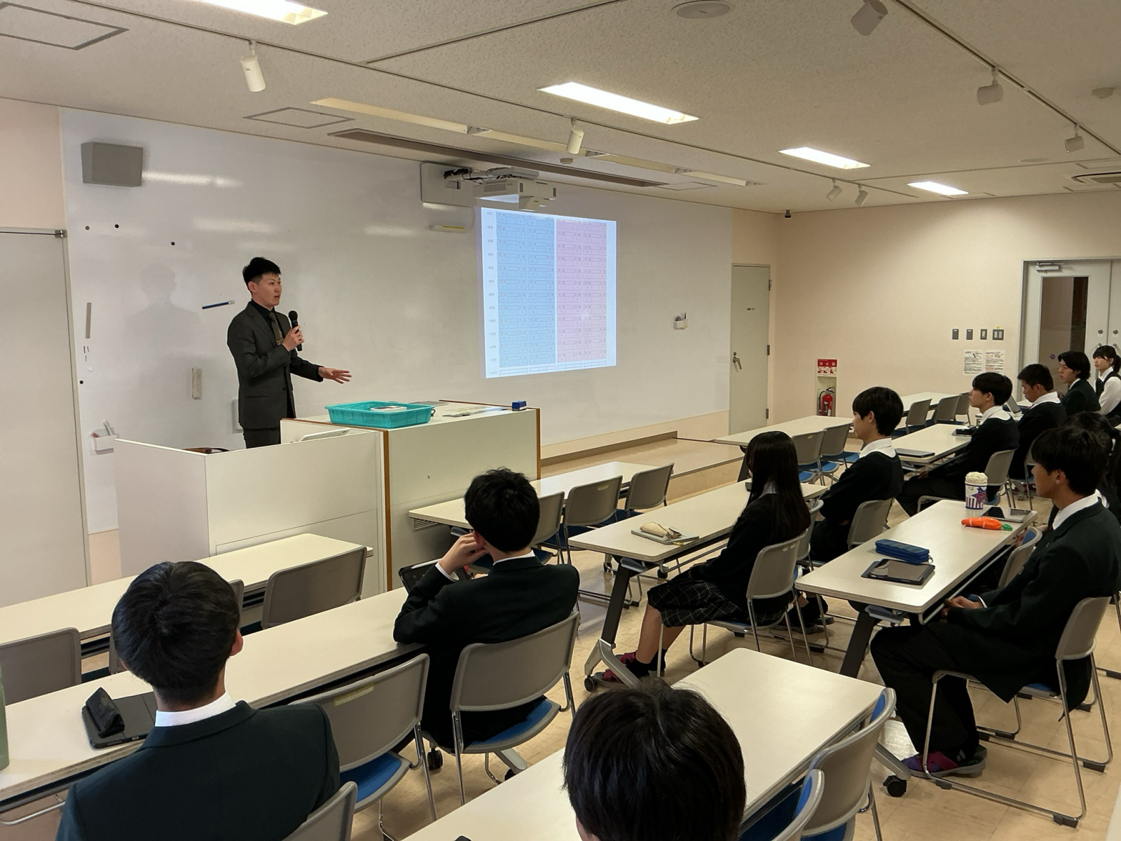 2年10組〜15組】夢発見ゼミ第1回を行いました - 常翔学園中学校・高等学校